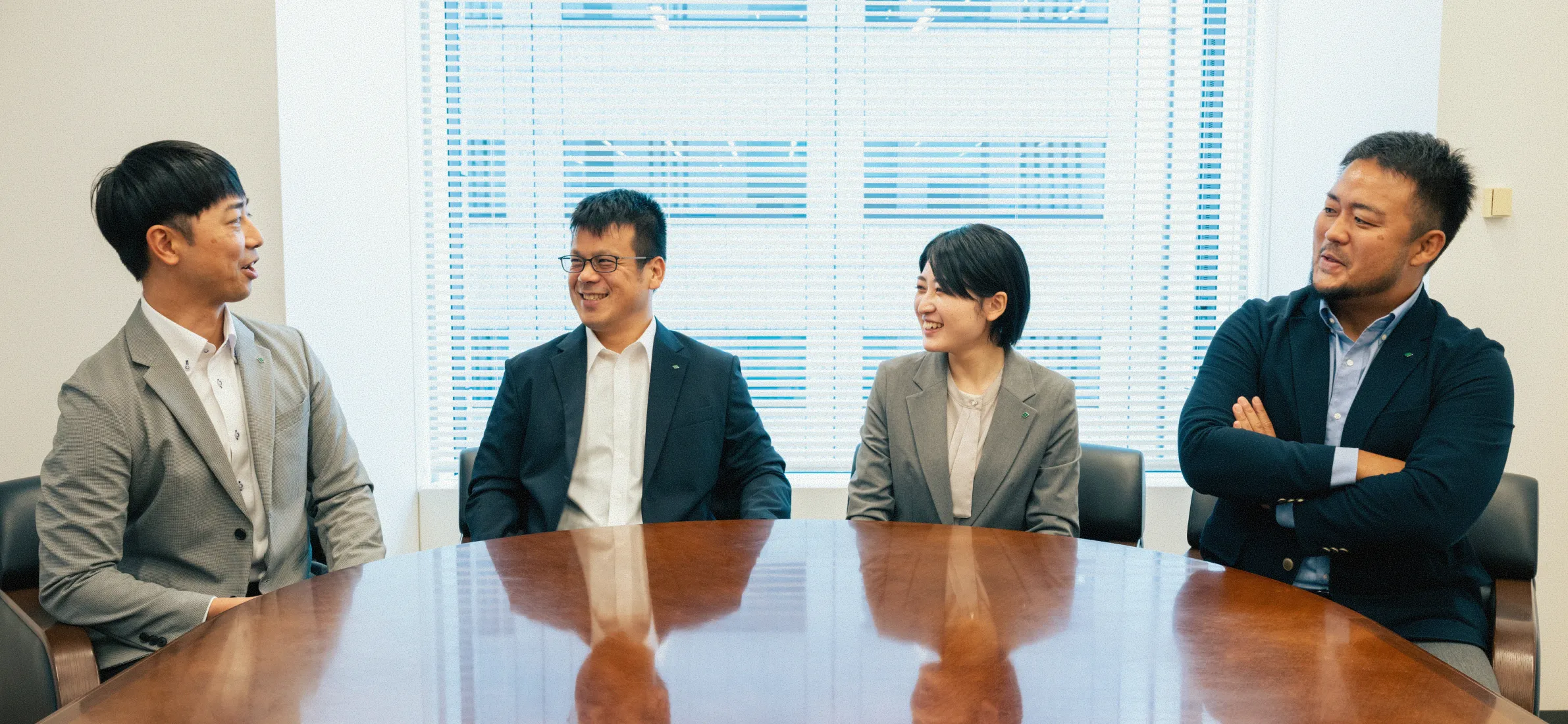 全員で談笑している写真