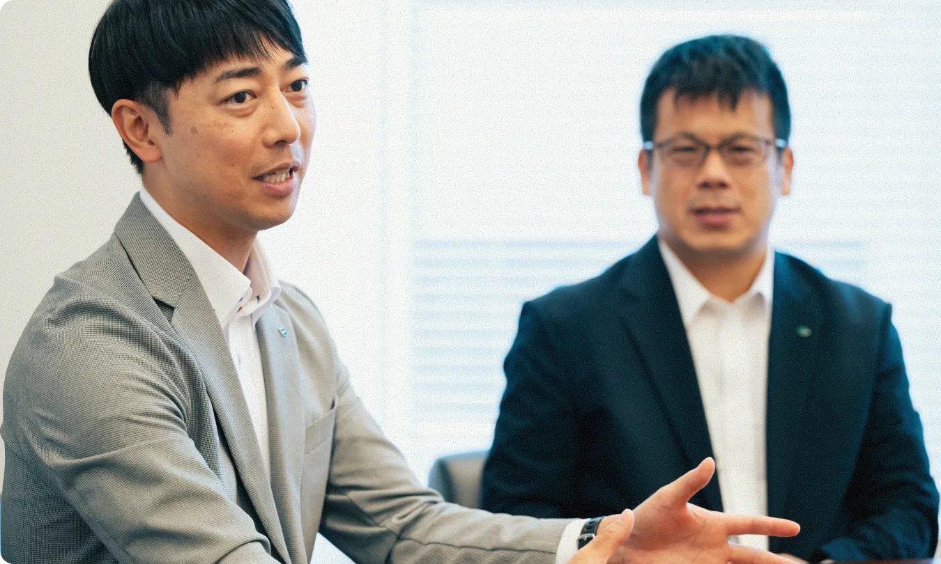 対談している写真