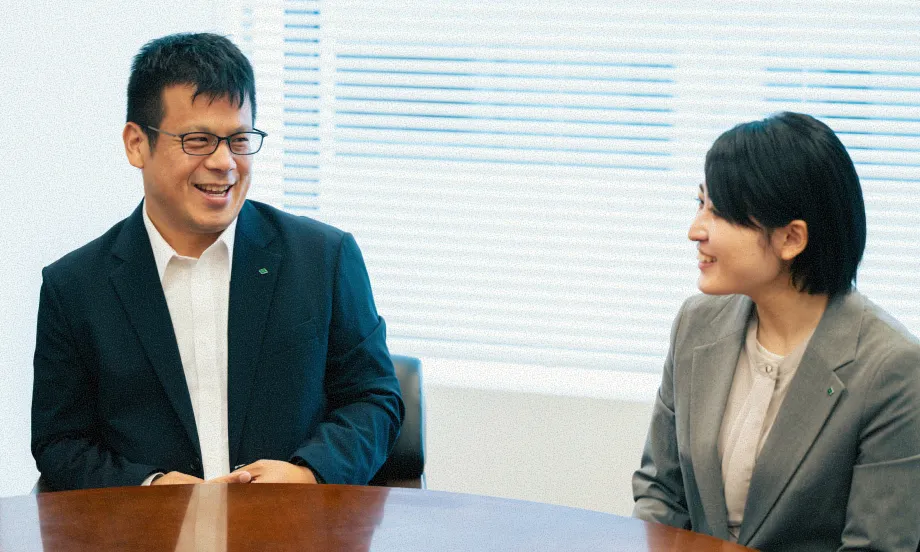 対談している写真