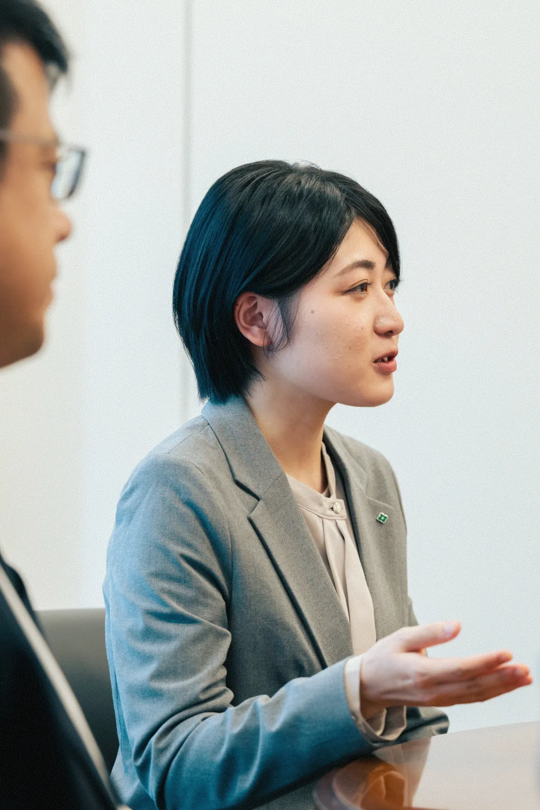 対談している写真